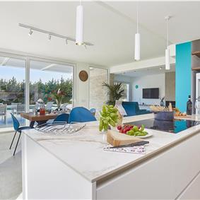 3 bedroom villa with infinity pool, jacuzzi & sauna, Castellammare del Golfo, sleeps 6